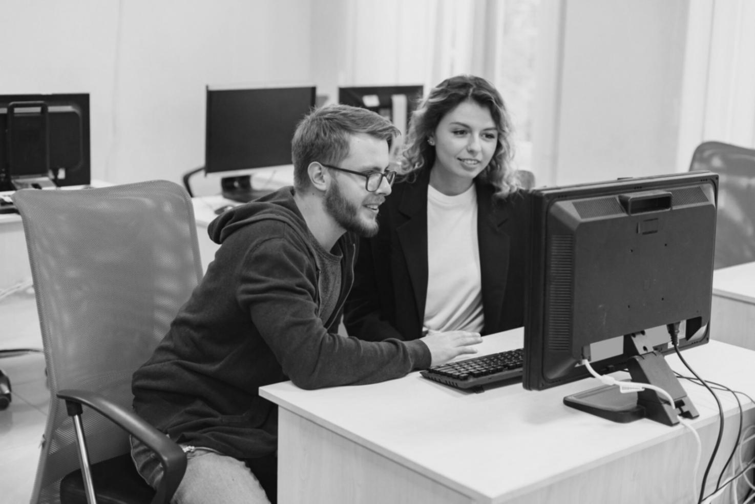 Team di designer che lavora su interfacce mobile gaming
