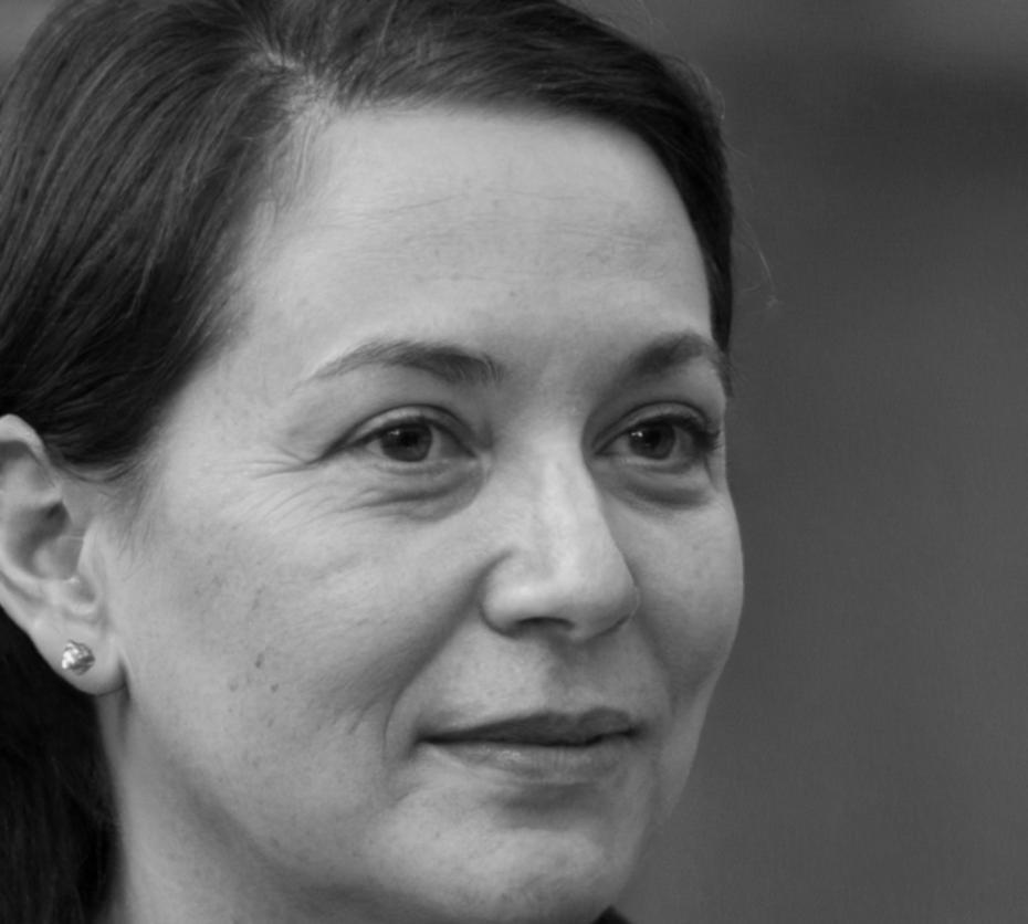 Ritratto professionale di Elara Voss, senior UI designer e formatrice